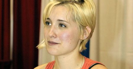 Gwiazda hitowego serialu rekrutowała NIEWOLNICE dla sekty. Przerażające, co działo się za zamkniętymi drzwiami