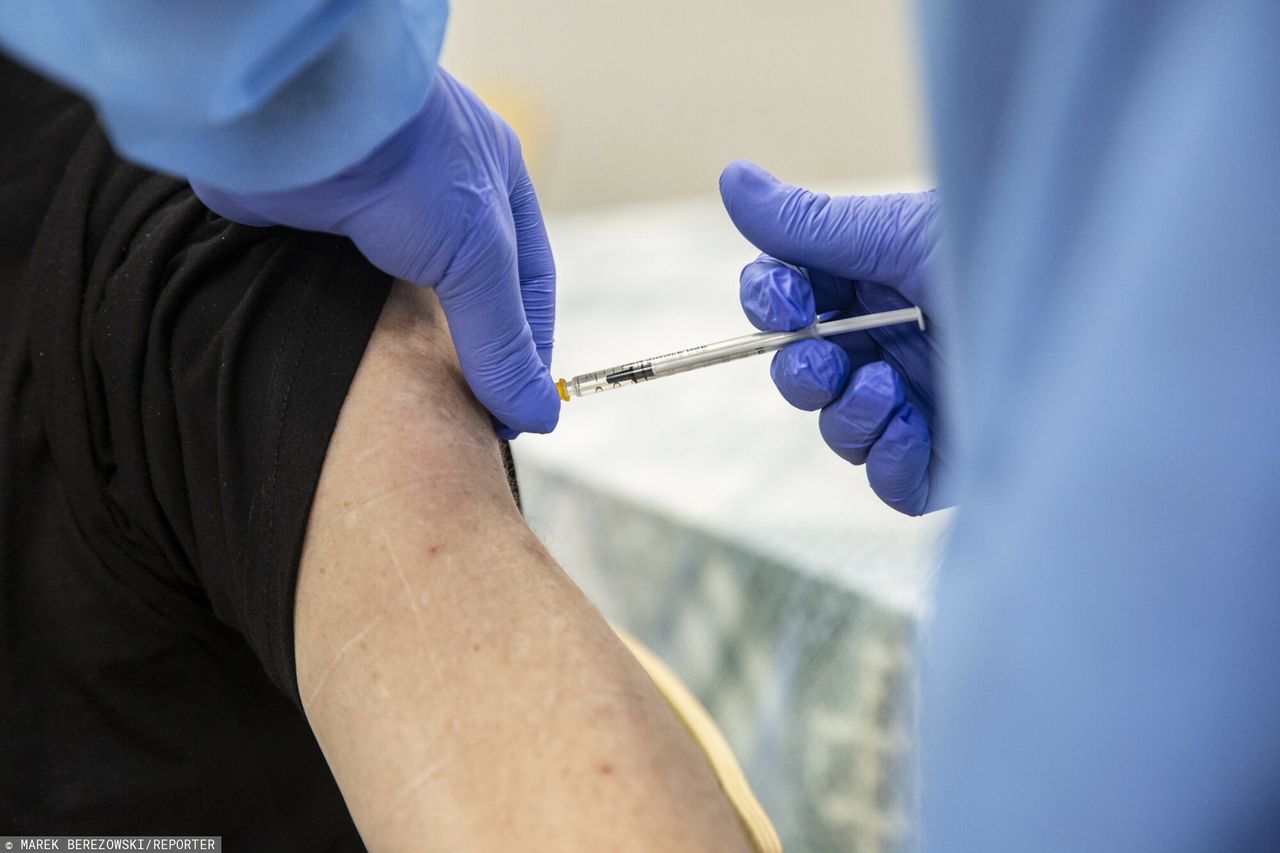 Jak bardzo druga dawka szczepionki przeciw COVID-19 zmniejsza ryzyko zgonu?