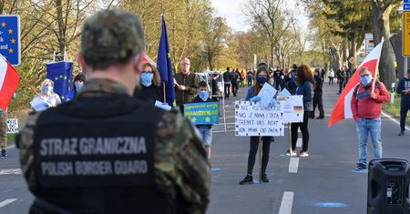 Psycholog społeczny: "Koronawirus jeszcze bardziej nas podzieli. W czasach kryzysu zaczynamy się bać innych" [WYWIAD]