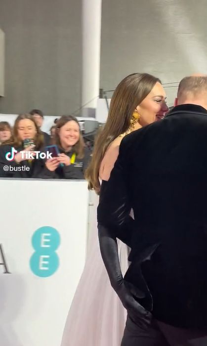 Kate Middleton klepie księcia Williama w pośladek