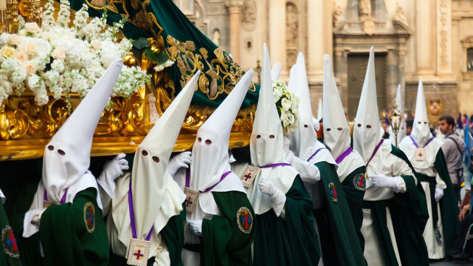 Nazarenos, mają zakryte twarze i noszą charakterystyczne spiczaste kapelusze (capirotes)