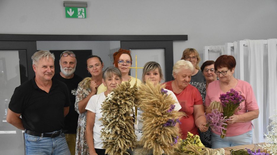 Wyplatanie wieńca dożynkowego w Kobylcu