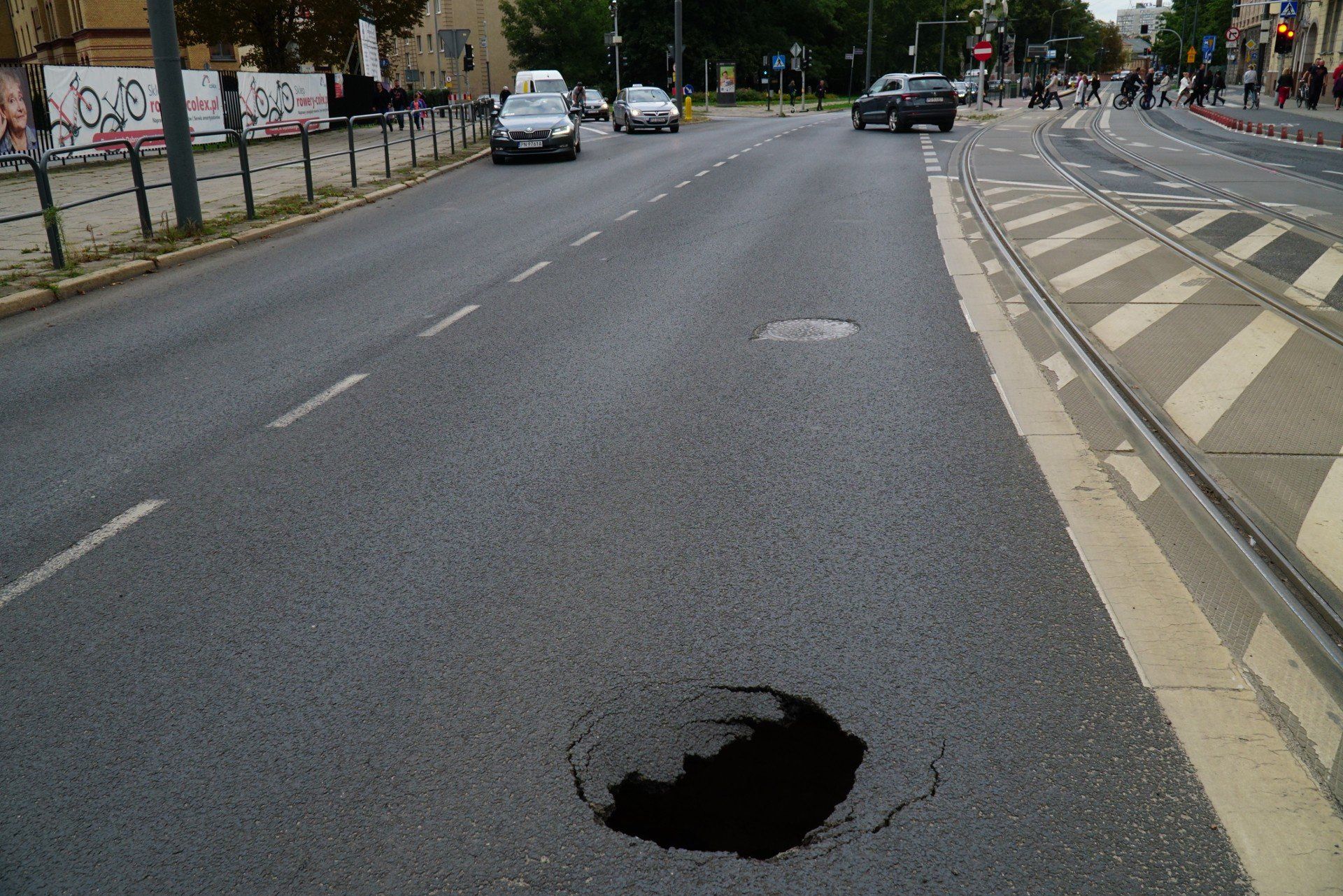 Co zrobić, gdy uszkodzisz samochód na dziurze? 