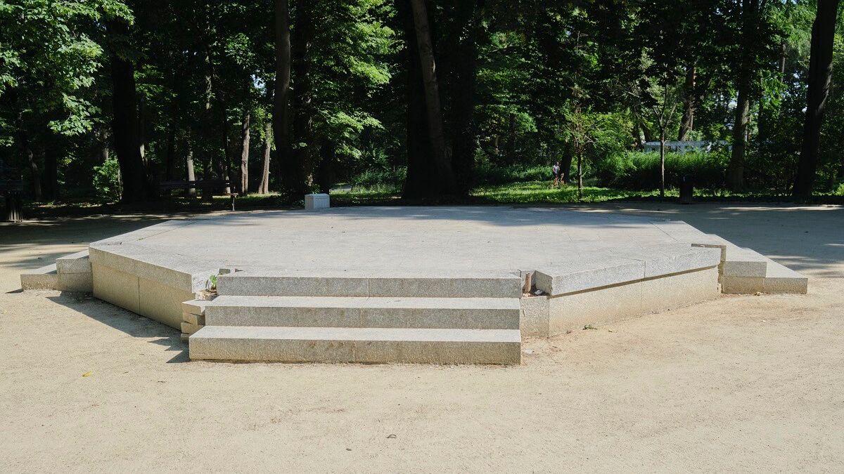 Stary fundament po zniszczonej w 2017 r. altanie w Ogrodzie Saskim