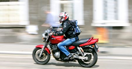 Mazowieckie. Czołowe zderzenie motocyklisty z busem. "Pędził bez opamiętania"