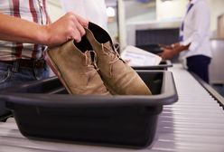 Zdejmowanie butów na lotnisku. Dlaczego trzeba to robić?
