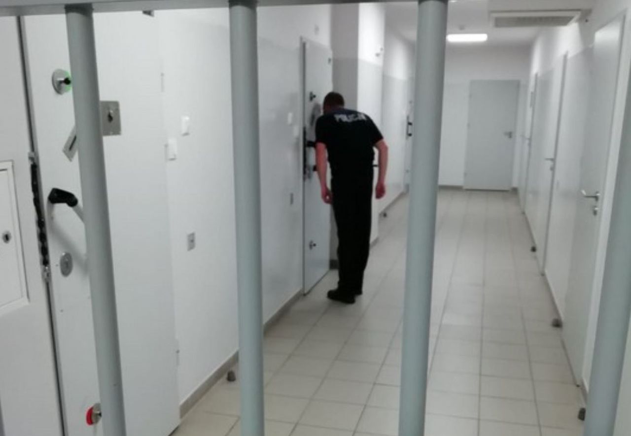 Tylawa: Jechał bez prawa jazdy. Chciał przekupić policjantów