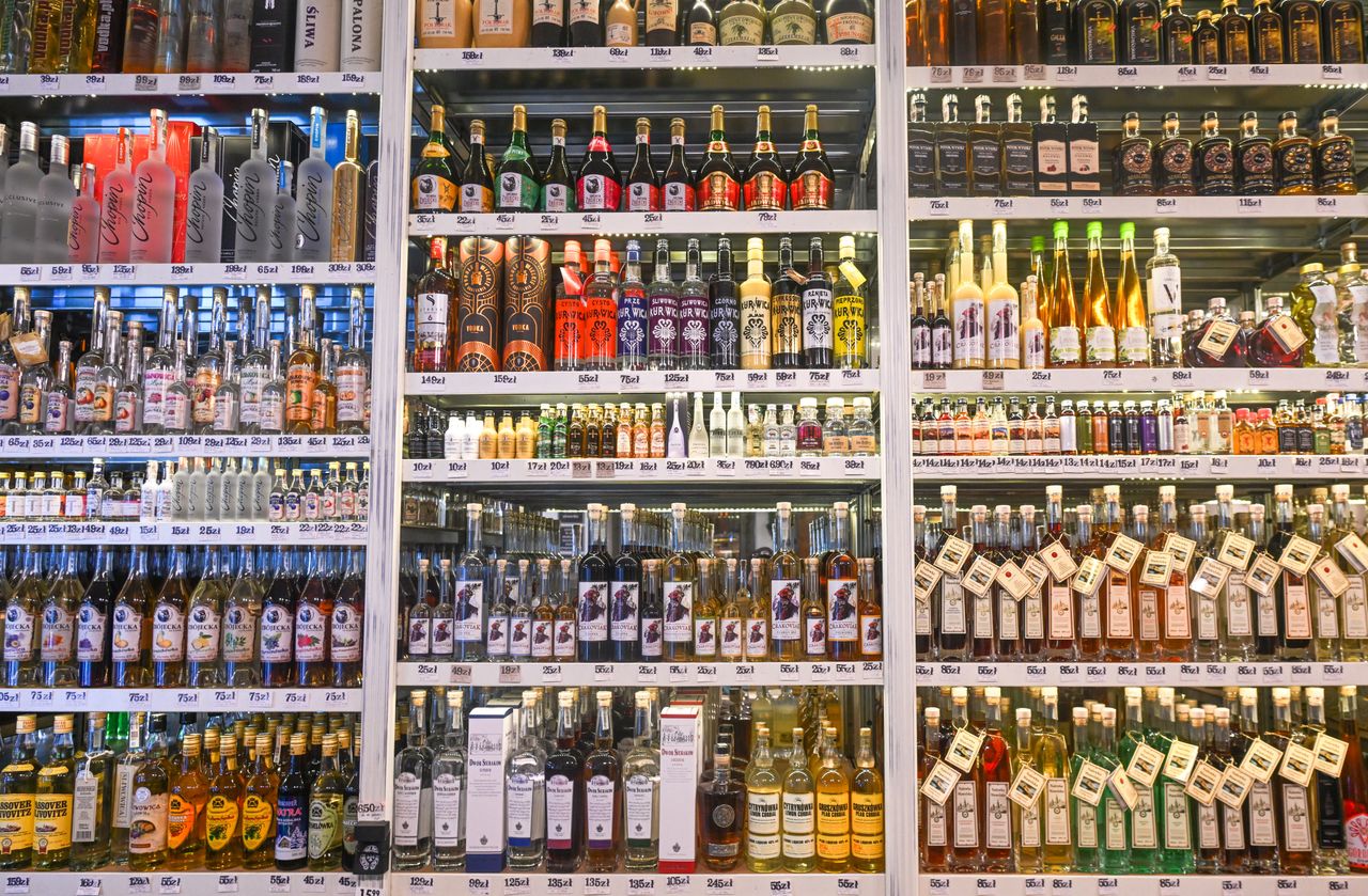 Alkohol jest zbyt łatwo dostępny? Polacy zabrali głos