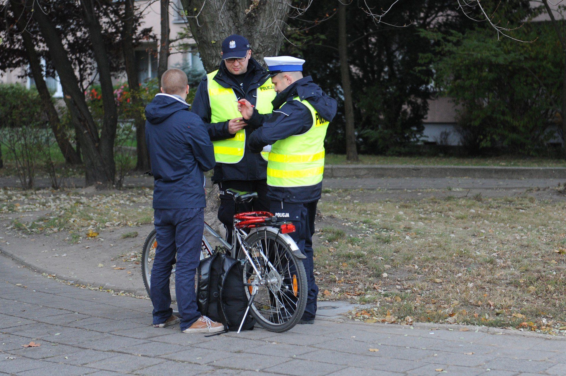 Mandat za jazdę na rowerze po chodniku,