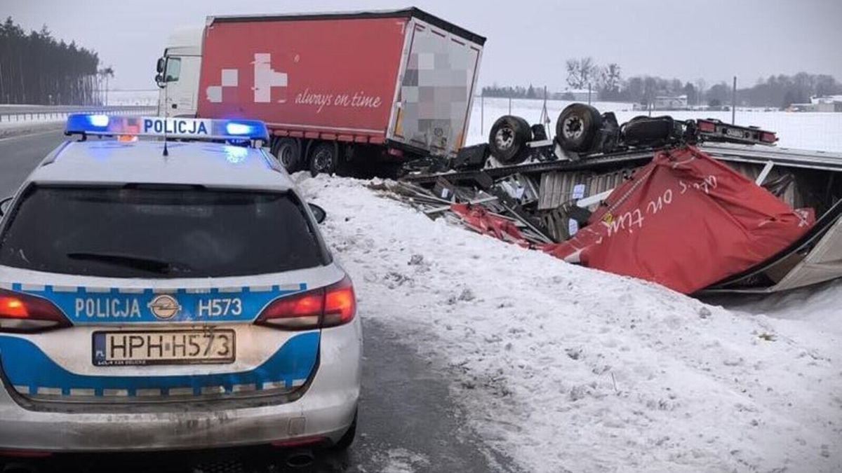 Ciężarówka wpadła do rowu.