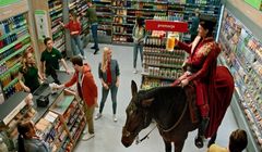 Kasztelan na koniu w reklamie Żabki (wideo)