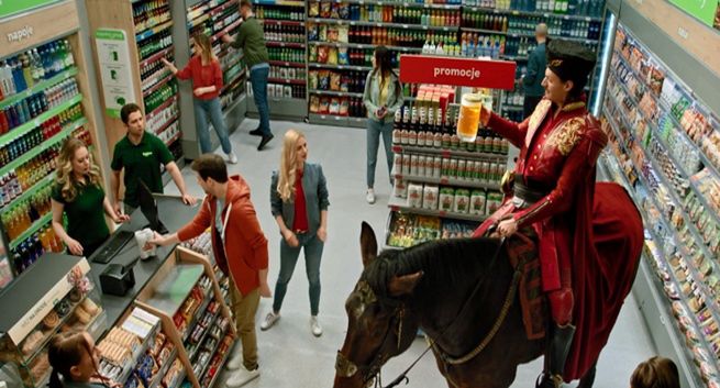 Kasztelan na koniu w reklamie Żabki (wideo)