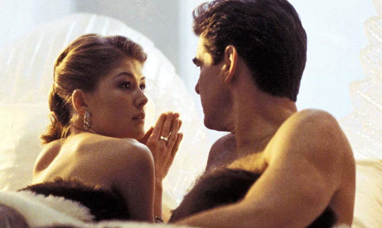 Rosamund Pike i Pierce Brosnan