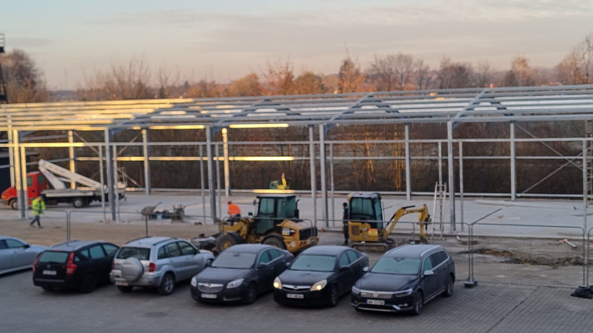 Budynek hali będzie miał wymiary 36 na 12 metrów oraz wysokość prawie 7 metrów. Jego powierzchnia użytkowa będzie wynosiła 444 metry kwadratowe.