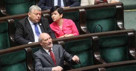 PiS odmawia "Wieczny odpoczynek" na posiedzeniu. W Internecie burza