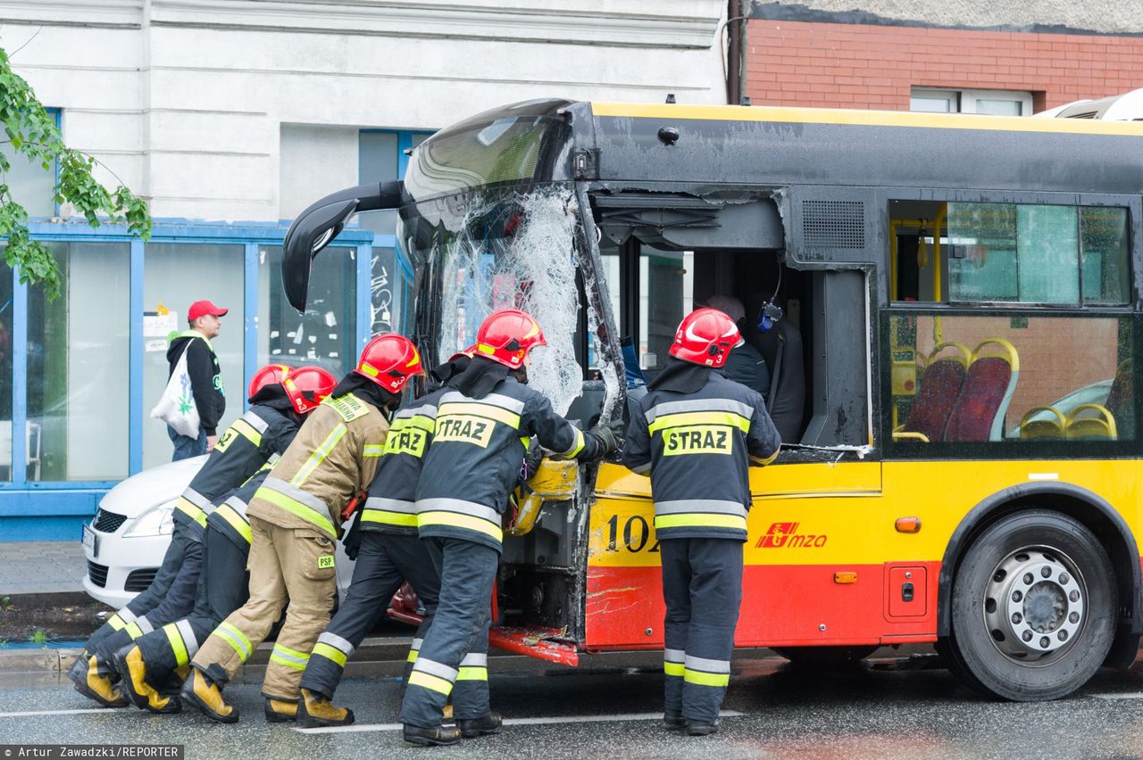 Warszawa. Zderzenie autobusu i samochodu