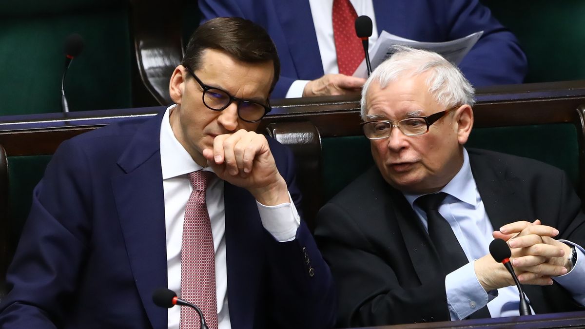 Warszawa, 28.04.2022. Premier Mateusz Morawiecki (L) oraz wicepremier, prezes PiS Jarosław Kaczyński (P) na sali obrad Sejmu w Warszawie, 28 bm. Sejm wznowił obrady. Posłowie zajmą się m.in. przygotowanym przez resort sprawiedliwości projektem ustawy o wspieraniu i resocjalizacji nieletnich. (jm) PAP/Rafał Guz