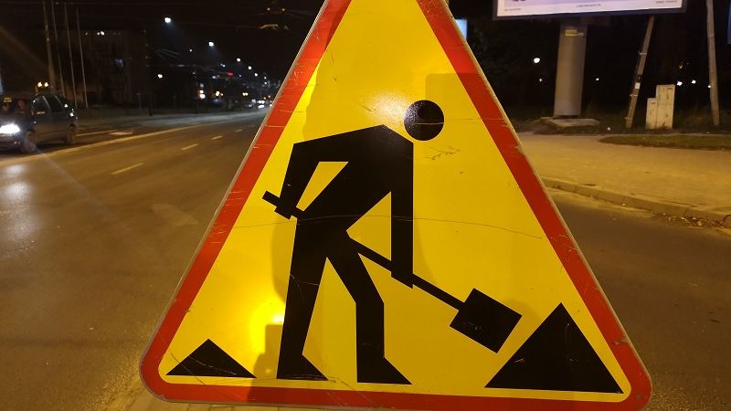 roboty prace drogowe znak