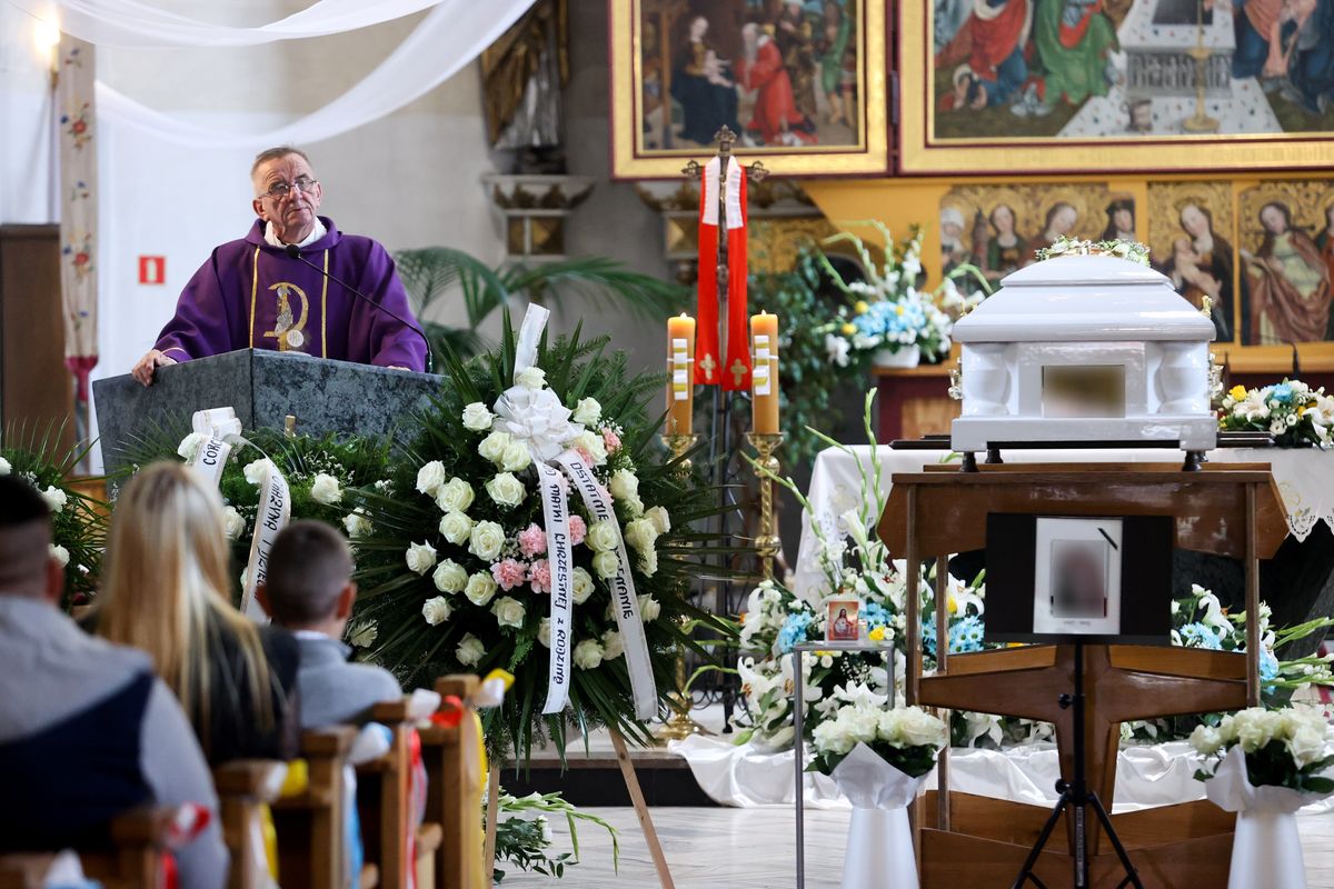 Ksiądz Eugeniusz Budkowski na mszy świętej pogrzebowej w Warcie