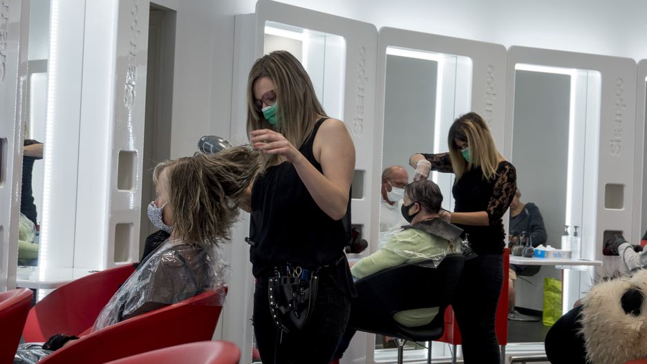 Polacy chcą odświeżyć swoje fryzury i zrobić manicure
