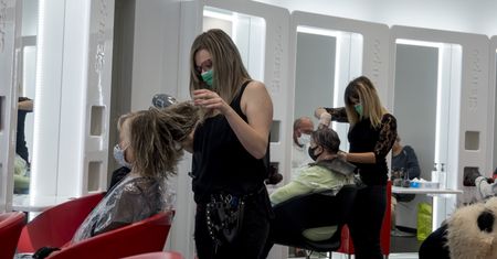 Znoszenie obostrzeń. Pół miliona rezerwacji do fryzjera i kosmetyczki