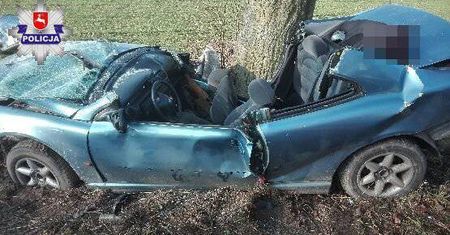 Zjechał z drogi i uderzył w drzewo. Nie żyje 18-letnia pasażerka