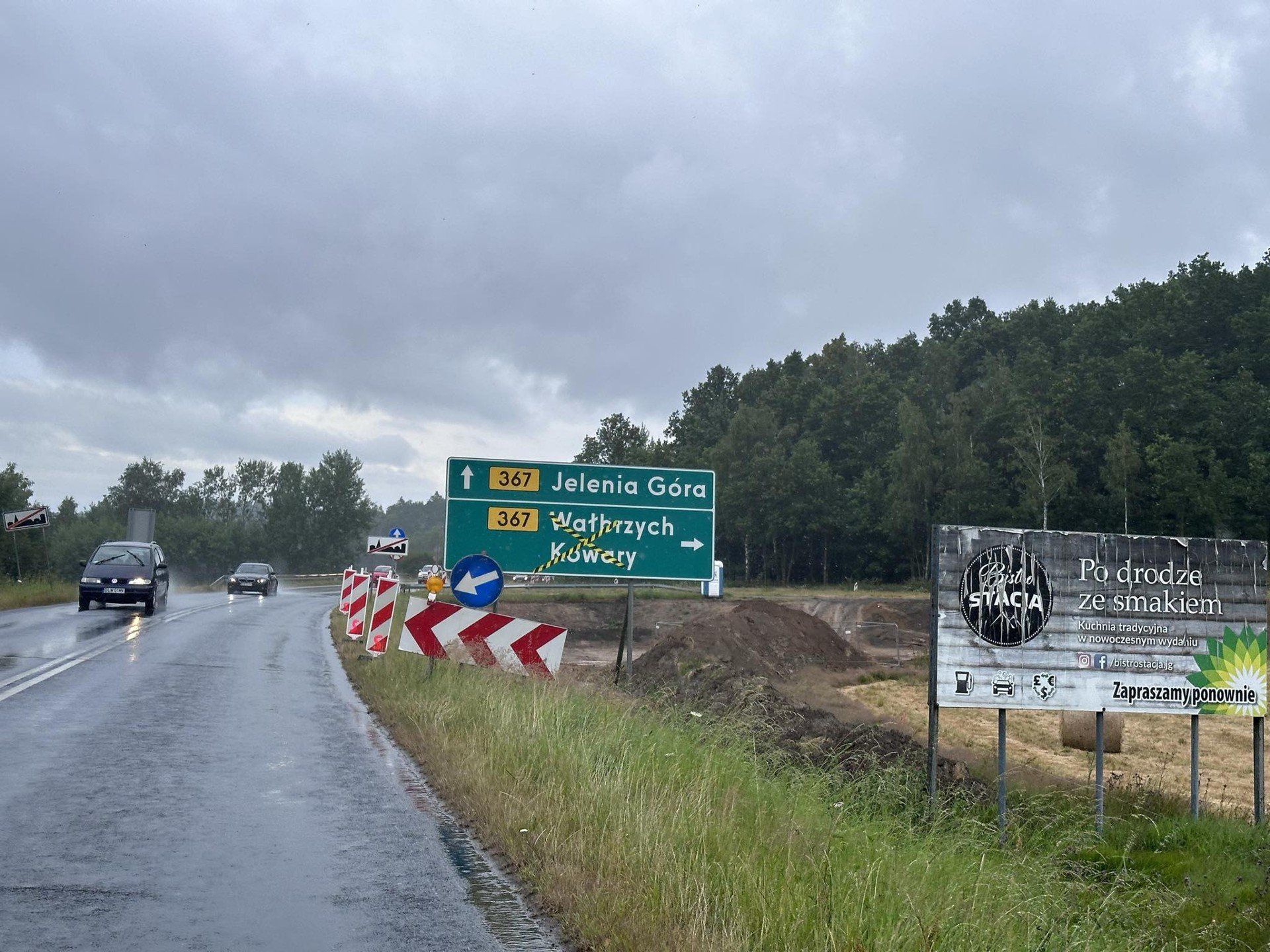 9.07.2025 budowa ronda na skrzyżowaniu w Łomnicy