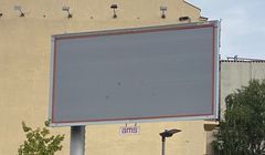 AMS odmówiła administratorowi "Tygodnika Nie" powieszenia plakatu przed siedzibą PiS. "Źle to świadczy o wolności słowa"