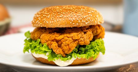 Chrupiący burger z kurczaka jak Zinger. Zrób go w domu w 30 minut