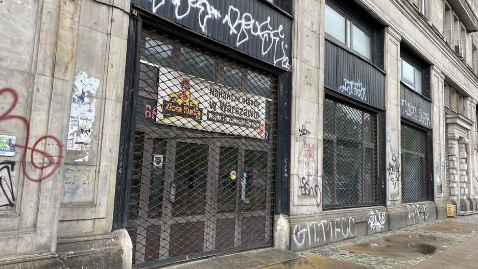 Warszawa. Bar Złota Kurka przy ulicy Marszałkowskiej przez wiele dekad karmił dobrze i niedrogo. Dzierżawców wykończyła jednak pandemia. Ale, ponieważ czasem złe wydarzenia dają przypadkowo dobre rezultaty, Warszawa zyska wyjątkowy lokal, który będzie przyciągać sympatyków wystroju wnętrz w stylu retro