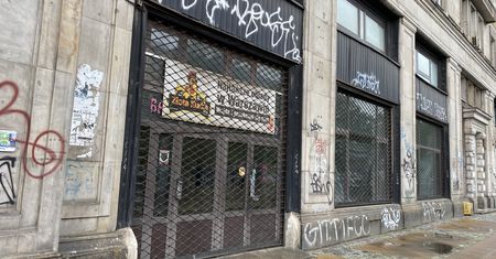Warszawa. Złota Kurka trochę biedniejsza. Cenne dekoracje ścian są niekompletne