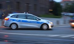 Utknął między kabiną a naczepą tira. Przejechał tak 20 km