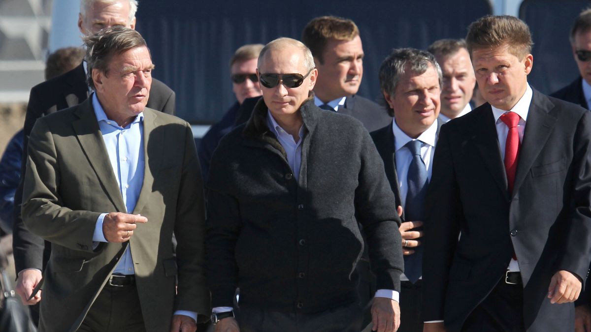 Gerhard Schroeder, Władimir Putin i szef Gazpromu Alieksiej Miller, 2011 rok