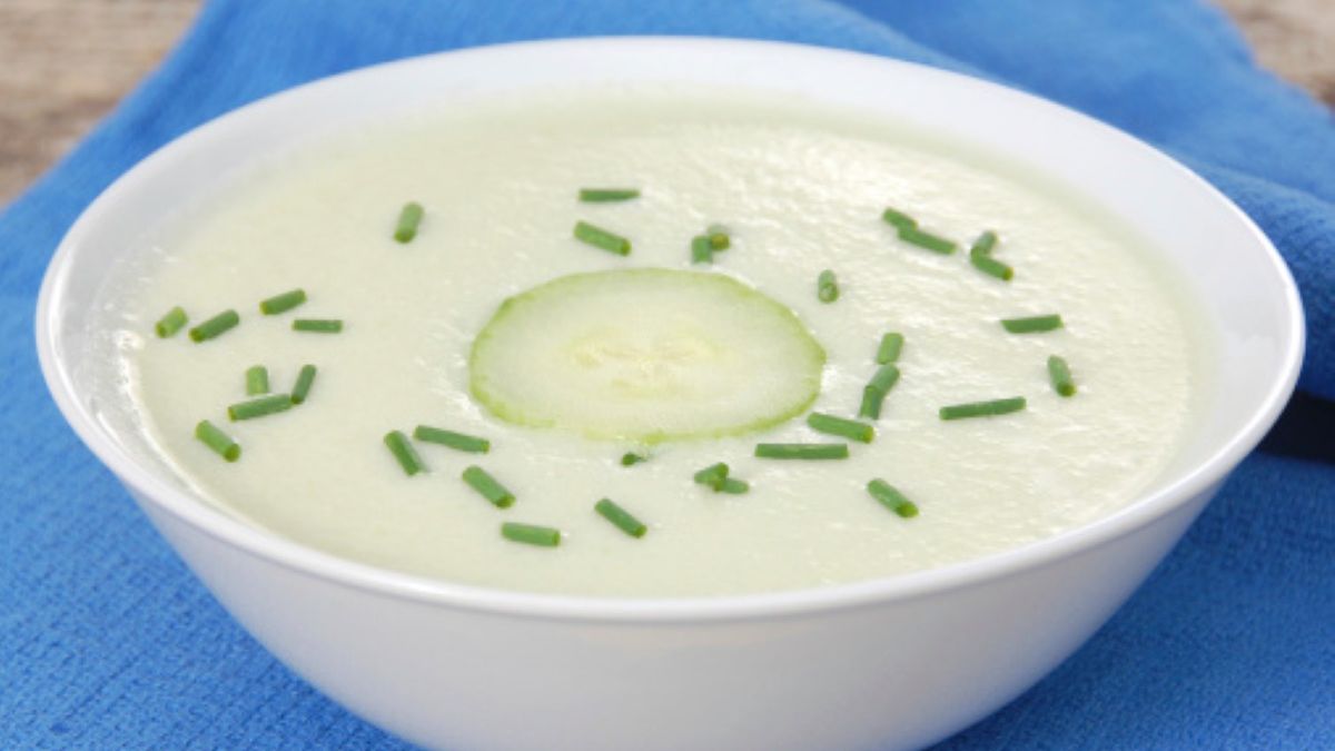 Zupa z zielonych ogórków może być podawana zarówno na ciepło, jak i zimno 
