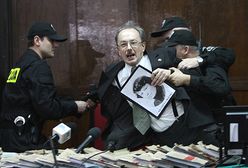 Zajścia w sądzie; "media podały, że uniewinnili Kiszczaka"