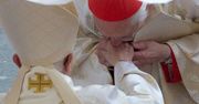Dwóch papieży na mszy kanonizacyjnej. Franciszek ucałował Benedykta XVI