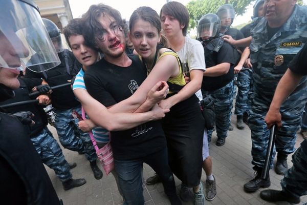 Starcia między obrońcami i przeciwnikami praw homoseksualistów w Rosji