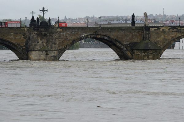 Fala kulminacyjna przechodzi przez Pragę. Pięć ofiar powodzi w Czechach