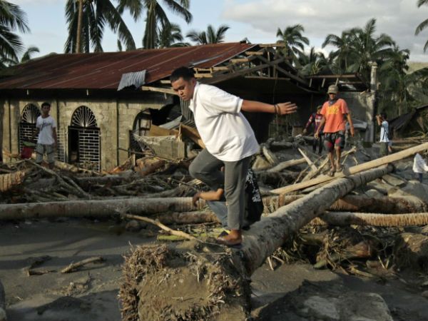 Liczba ofiar tajfunu w Filipinach przekroczyła 300 osób, 400 zaginionych