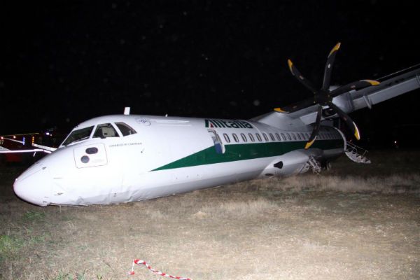 Wypadek samolotu w Rzymie, maszyna rumuńskich linii wylądowała poza pasem