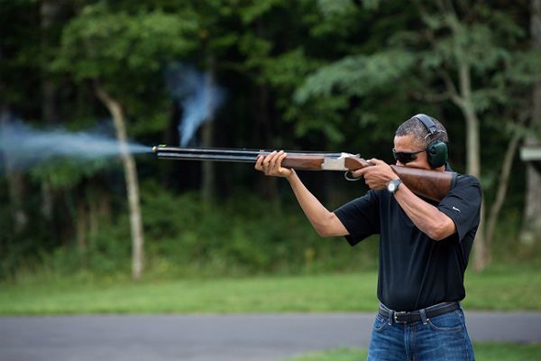 Biały Dom opublikował zdjęcie Baracka Obamy z bronią