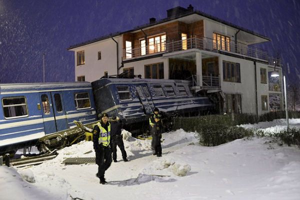 Sprzątaczka próbowała ukraść pociąg w Sztokholmie. Lokomotywa wbiła się w dom