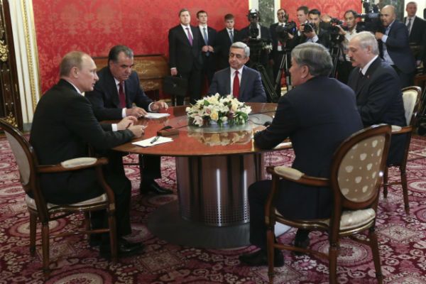 Władimir Putin wzywa do "równego" dialogu między Kijowem a separatystami