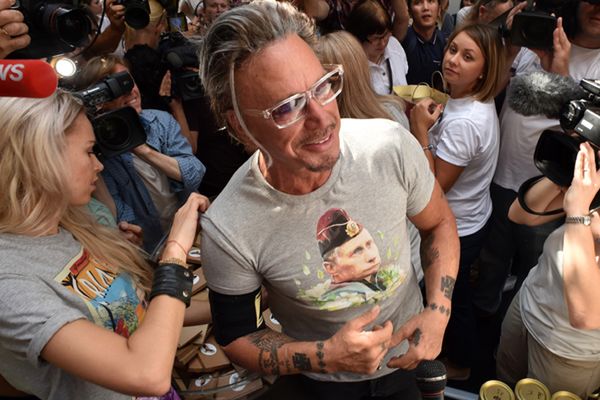 Mickey Rourke kupił w Moskwie koszulki z Putinem