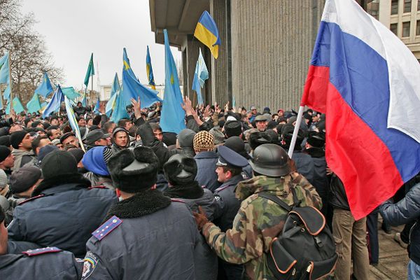 "Krym to Ukraina", "Krym to Rosja" - pikieta przed parlamentem na Krymie