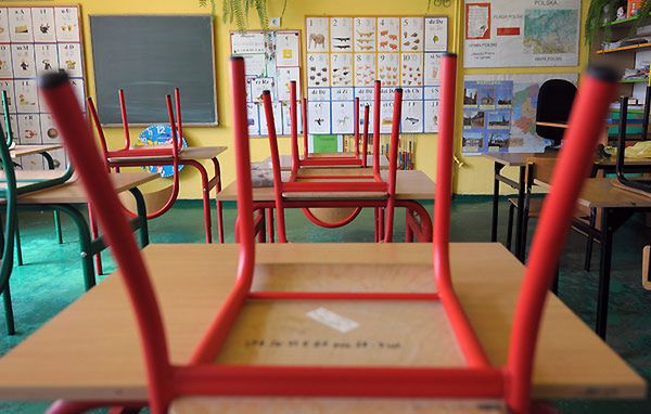 Ponad 7,5 tys. nauczycieli stracą pracę z końcem wakacji