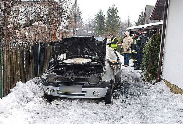 57-latek spłonął w samochodzie koło swojego domu