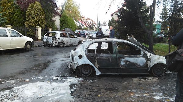 Nocny pożar w Pruszczu Gdańskim. Płonęło siedem samochodów