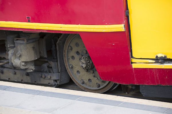 Tramwaj wypadł z torów po zderzeniu z autem. Duże utrudnienia w Warszawie