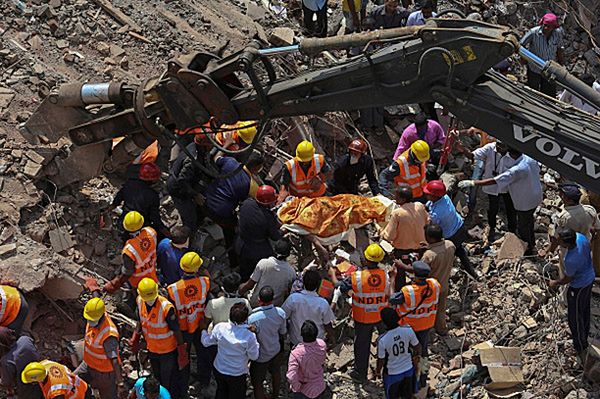 60 ofiar zawalenia się budynku w Indiach, przerwano poszukiwania